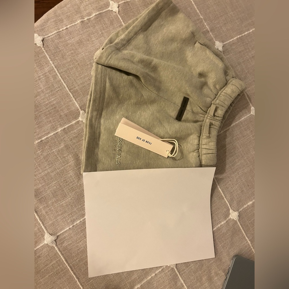 Fear of God Essentials Light Gray Shorts
4t/5t - Picture 3 of 3